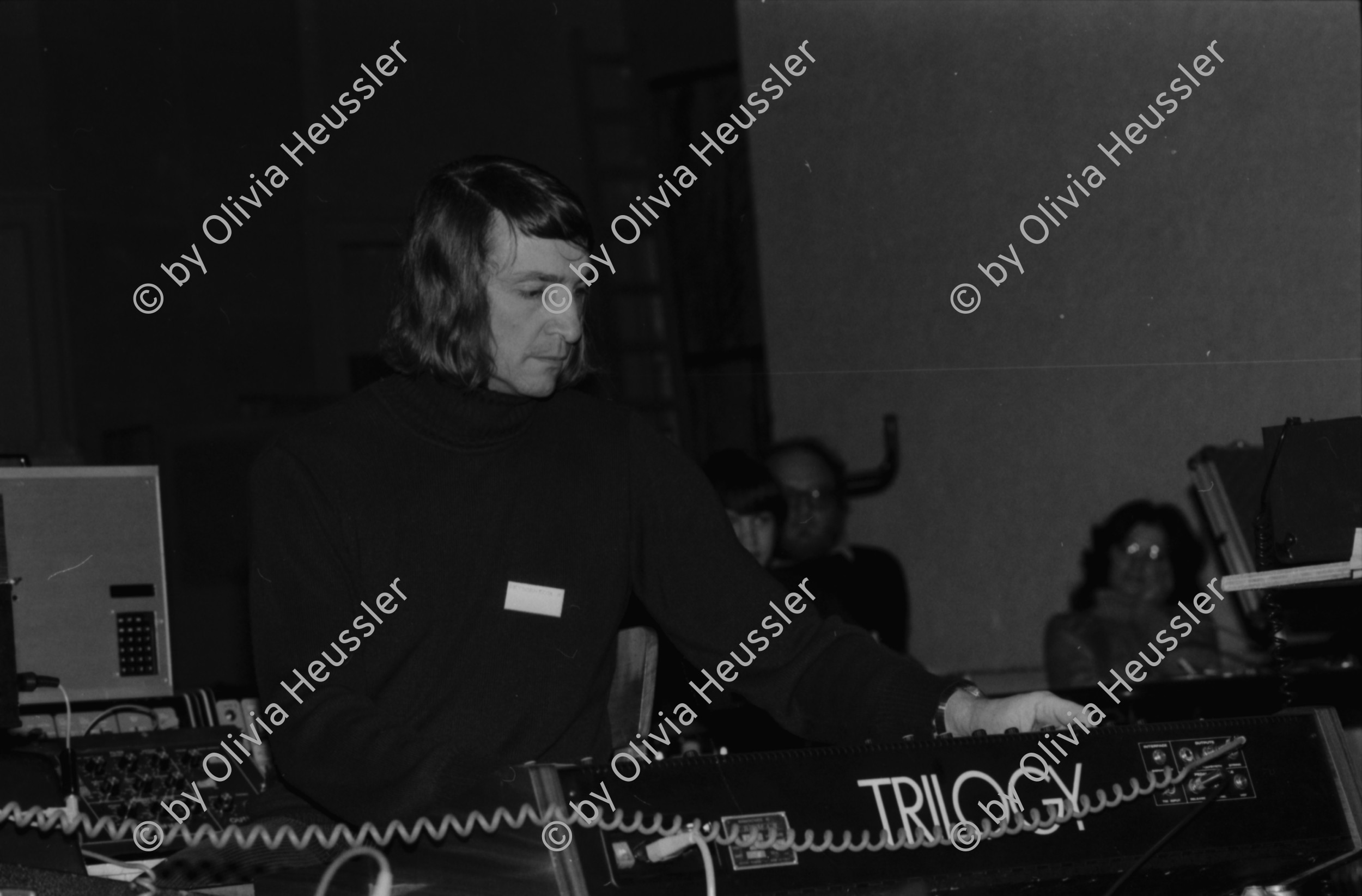 Image of sheet 19830050 photo 33: Computermusik im DRS Studio in Zürich mit Brain Tiket Bruno Spörri etc. 26 und 34. WOZ