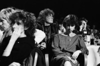 Image of sheet 19830060 photo 33: frtsg. 830050 Konzert mit Bruno Spörri. Frisurenshow Coiffeurmeisterverband im Kongresshaus. WOZ coiffeur Friseur Frisierer haar kultur Zürich 1983