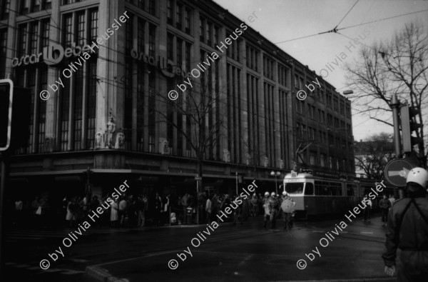 Image of sheet 19830070 photo 19: Casa Heussler in Gordevio. Innenansicht. Feuerstelle Cheminée. Winterstimmung im Garten mit Schnee. 
Demonstration Frauen vor dem Rathaus. Grenadiere. Sieg der Guerilla. Otto, Ami US-Flagge wird verbrannt. auf Trammhäuschen. Paradeplatz Sixpack
 mit Grenadier Korb Schild filmend. Christoph Lips an El Salvador Demo April 1983 verkauft Bresche Trotzkistische Zeitung  vor dem Rathaus in Zürich Gabriela Bataglia mit Jürgen. Zürich 1983