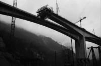 Image of sheet 19830090 photo 1: Gabi Schaub und Paul und Andrea. Mutter und Kind. Ludiano A2
Das Viadukt über die Biascina in der Leventina, in Bau, für die neue Autobahn San Gottardo Gotthard-Süd während der Bauzeit. Alte Passstrasse, Baustelle Kanton Tessin 1983 √