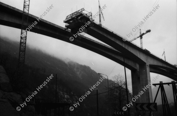 Image of sheet 19830090 photo 1: Gabi Schaub und Paul und Andrea. Mutter und Kind. Ludiano A2
Das Viadukt über die Biascina in der Leventina, in Bau, für die neue Autobahn San Gottardo Gotthard-Süd während der Bauzeit. Alte Passstrasse, Baustelle Kanton Tessin 1983 √