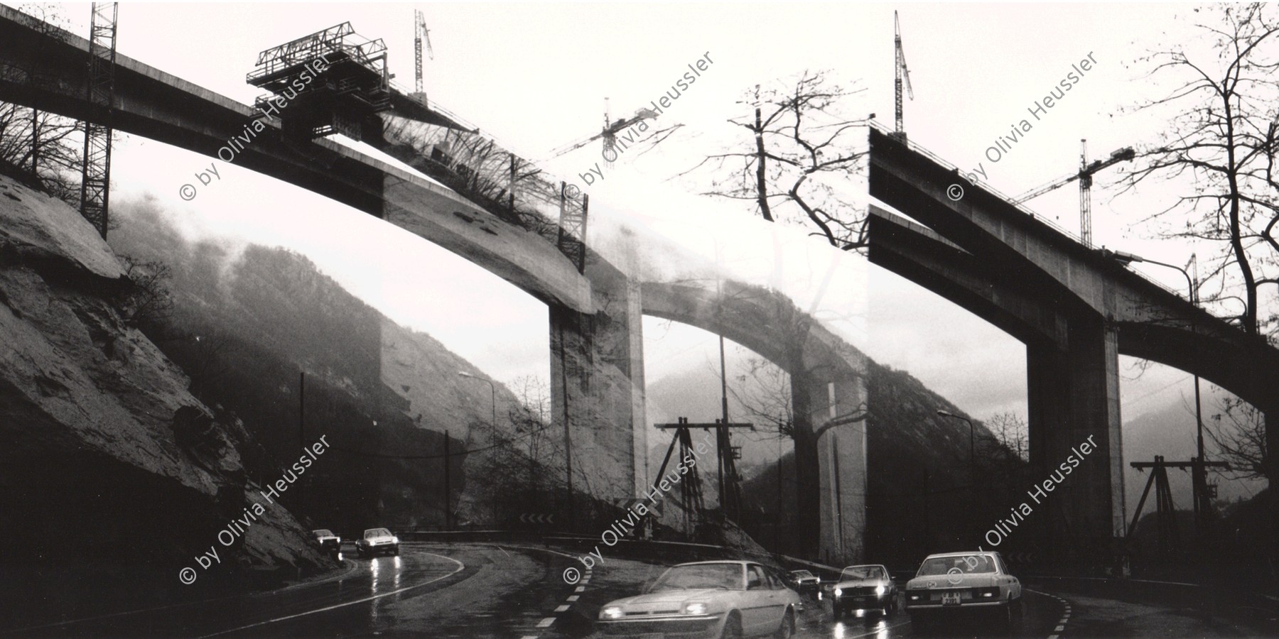 Image of sheet 19830090 photo 8: Das Autobahn-Viadukt A2 über die Biascina in der Leventina, in Bau, Ticino, 1983.
für die neue Autobahn San Gottardo Gotthard-Süd während der Bauzeit. Alte Passstrasse, Baustelle Kanton Tessin 1983 √ Doppelbelichtung