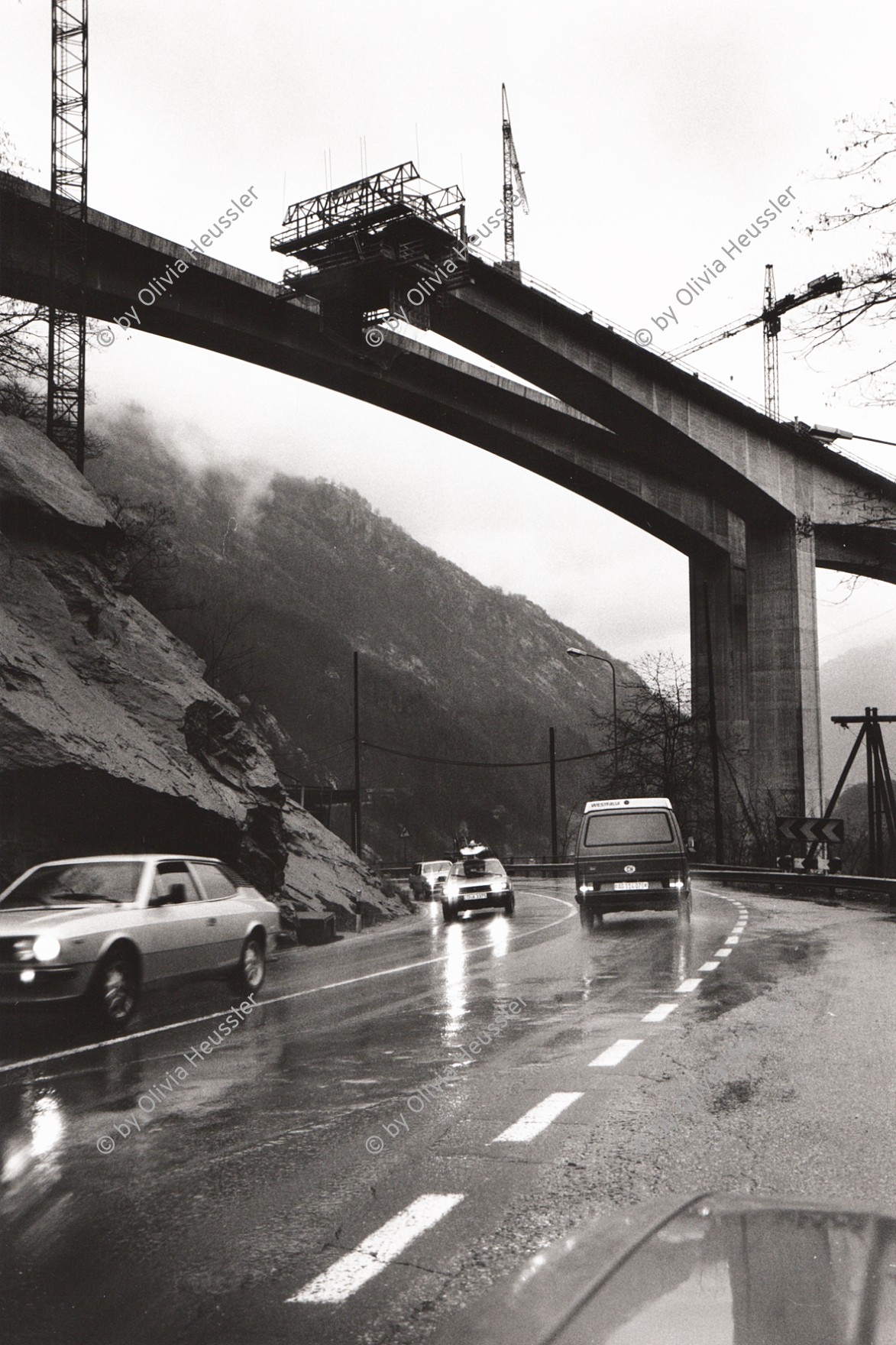 Image of sheet 19830090 photo 9: Das Viadukt über die Biascina in der Leventina, in Bau, für die neue Autobahn San Gottardo Gotthard-Süd während der Bauzeit. Alte Passstrasse Baustelle Kanton Tessin 1983 √