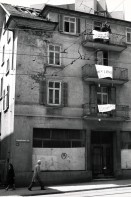 Image of sheet 19830100 photo 14: Besetzung Weinbergstrasse. Brand gegen Haus um Abbruchprozess zu verschnellern. Hausbesetzung Wohnungsnot Zürich 1983 √