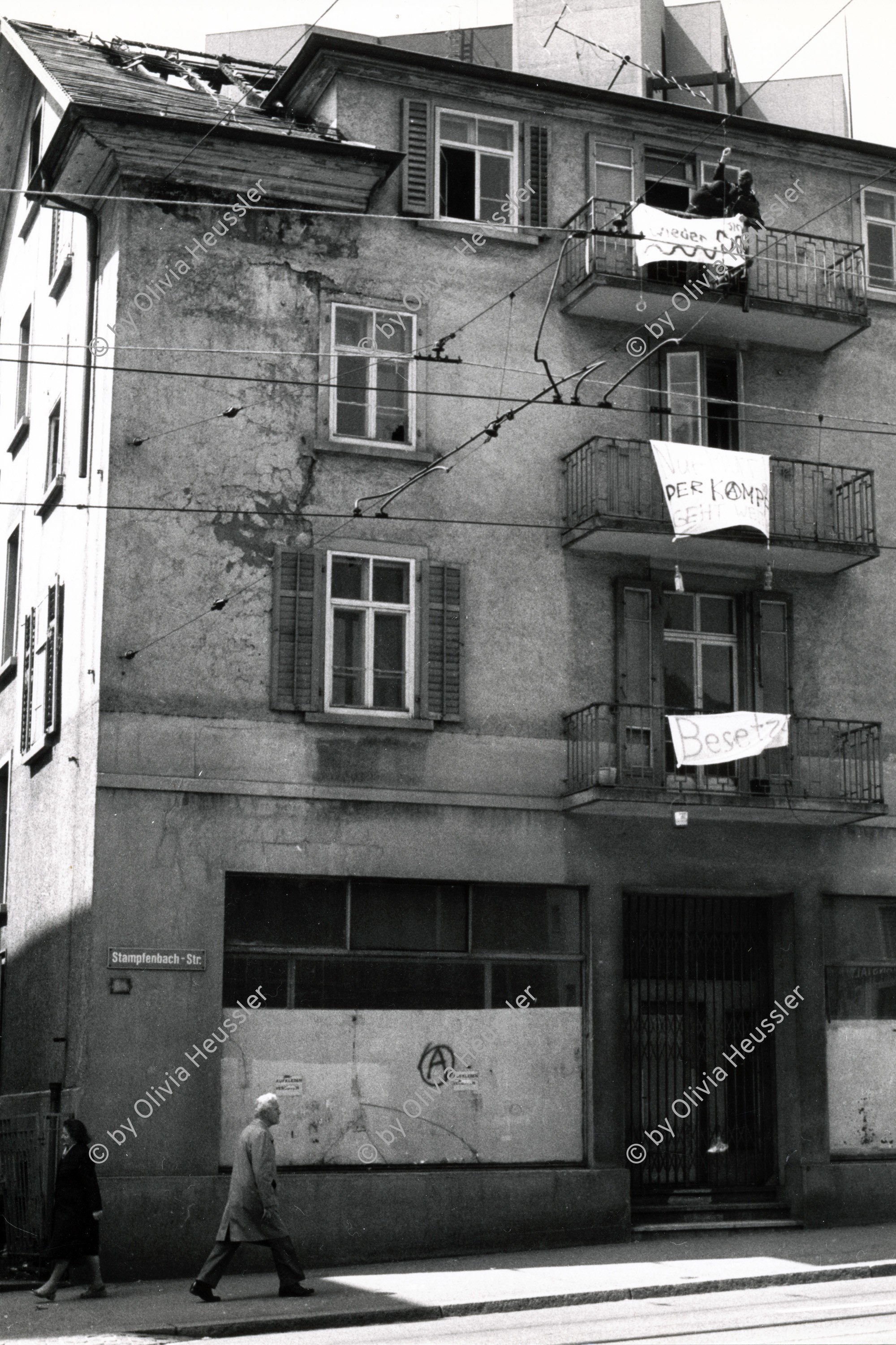 Image of sheet 19830100 photo 14: Besetzung Weinbergstrasse. Brand gegen Haus um Abbruchprozess zu verschnellern. Hausbesetzung Wohnungsnot Zürich 1983 √