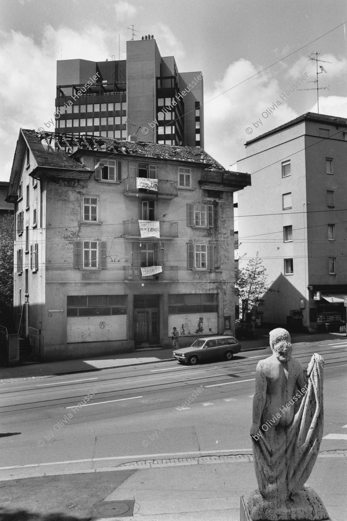 Image of sheet 19830100 photo 18: Weinbergstrasse. Brand gegen Haus um Abbruch zu begünstigen. Zürich 1983 √