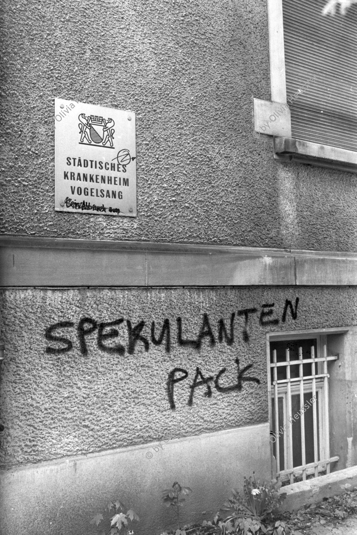 Image of sheet 19830100 photo 9: Besetzung an der Vogelsangstr. Städtisches Krankenheim Vogelsang. Hausbesetzung Wohnungsnot Zürich 1983 √
'Spekulanten Pack' Graffiti
Protest Housing