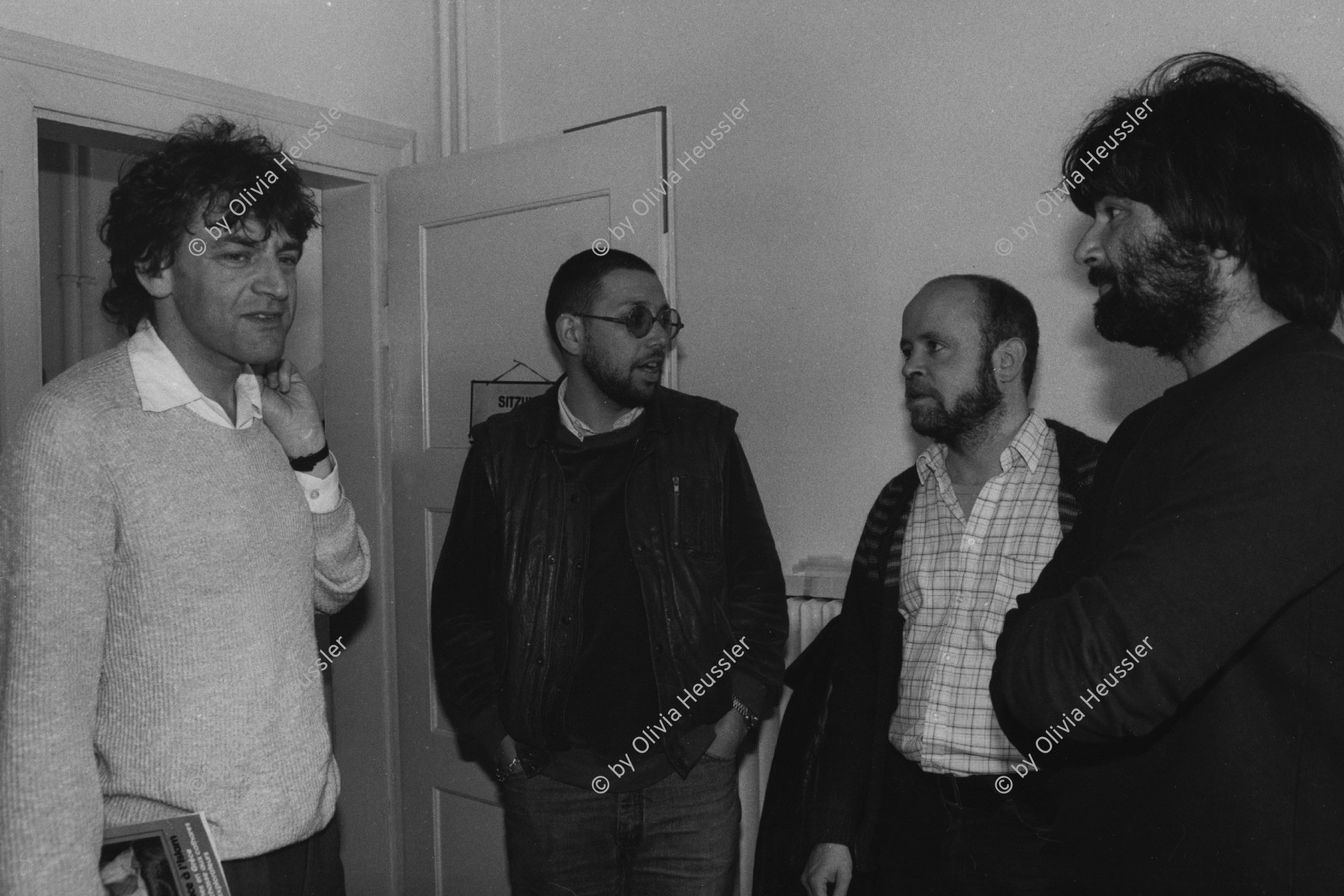 Image of sheet 19830120 photo 4: WOZ Interwiew mit Alain Finkielkraut (F) (li) und Georg Brunold, (2.v. r.)  Rechtsanwalt und Nationalrat der Grünen Partei Schweiz in Bern, Daniel Vischer (re). Kornhausstrasse.
Zürich √