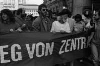 Image of sheet 19830140 photo 15: In Bern fotografiere ich am Rande einer Demo junge Neofaschisten Neonazis Faschisten. Sie verdecken sich die Gesichter. Einer trägt einen Militärhelm. Zentralamerikanische Soli Demo. USA Hände weg von Zentralamerika. Ernesto Cardenal (der damalige Kulturminister der Sandinisten in Nicaragua) läuft vorne mit. Rede vor Nationalbank auf dem Bundesplatz, mit Ernesto Cardenal und frau Esquivel aus Guatemala. Bern 1983