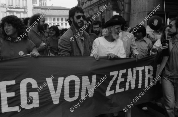 Image of sheet 19830140 photo 15: In Bern fotografiere ich am Rande einer Demo junge Neofaschisten Neonazis Faschisten. Sie verdecken sich die Gesichter. Einer trägt einen Militärhelm. Zentralamerikanische Soli Demo. USA Hände weg von Zentralamerika. Ernesto Cardenal (der damalige Kulturminister der Sandinisten in Nicaragua) läuft vorne mit. Rede vor Nationalbank auf dem Bundesplatz, mit Ernesto Cardenal und frau Esquivel aus Guatemala. Bern 1983