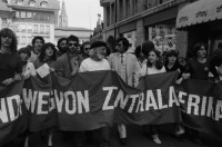 Image of sheet 19830140 photo 16: In Bern fotografiere ich am Rande einer Demo junge Neofaschisten Neonazis Faschisten. Sie verdecken sich die Gesichter. Einer trägt einen Militärhelm. Zentralamerikanische Soli Demo. USA Hände weg von Zentralamerika. Ernesto Cardenal (der damalige Kulturminister der Sandinisten in Nicaragua) läuft vorne mit. Rede vor Nationalbank auf dem Bundesplatz, mit Ernesto Cardenal und frau Esquivel aus Guatemala. Bern 1983