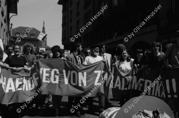 Image of sheet 19830140 photo 19: In Bern fotografiere ich am Rande einer Demo junge Neofaschisten Neonazis Faschisten. Sie verdecken sich die Gesichter. Einer trägt einen Militärhelm. Zentralamerikanische Soli Demo. USA Hände weg von Zentralamerika. Ernesto Cardenal (der damalige Kulturminister der Sandinisten in Nicaragua) läuft vorne mit. Rede vor Nationalbank auf dem Bundesplatz, mit Ernesto Cardenal und frau Esquivel aus Guatemala. Bern 1983