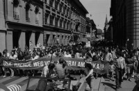 Image of sheet 19830140 photo 21: In Bern fotografiere ich am Rande einer Demo junge Neofaschisten Neonazis Faschisten. Sie verdecken sich die Gesichter. Einer trägt einen Militärhelm. Zentralamerikanische Soli Demo. USA Hände weg von Zentralamerika. Ernesto Cardenal (der damalige Kulturminister der Sandinisten in Nicaragua) läuft vorne mit. Rede vor Nationalbank auf dem Bundesplatz, mit Ernesto Cardenal und frau Esquivel aus Guatemala. Bern 1983
