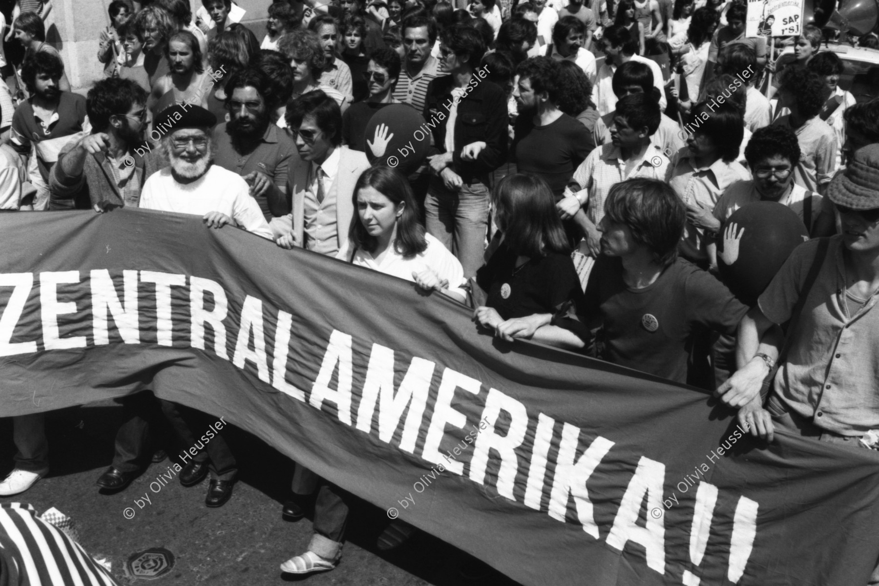 Image of sheet 19830140 photo 23: Solidaritätsdemonstration in Bern gegen den Krieg in Nicaragua mit dem Priester und Jesuitenpadre Ernesto Cardenal. Bern Schweiz Juni 1983 √