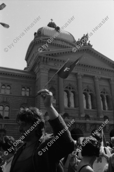 Image of sheet 19830140 photo 26: In Bern fotografiere ich am Rande einer Demo junge Neofaschisten Neonazis Faschisten. Sie verdecken sich die Gesichter. Einer trägt einen Militärhelm. Zentralamerikanische Soli Demo. USA Hände weg von Zentralamerika. Ernesto Cardenal (der damalige Kulturminister der Sandinisten in Nicaragua) läuft vorne mit. Rede vor Nationalbank auf dem Bundesplatz, mit Ernesto Cardenal und frau Esquivel aus Guatemala. Bern 1983