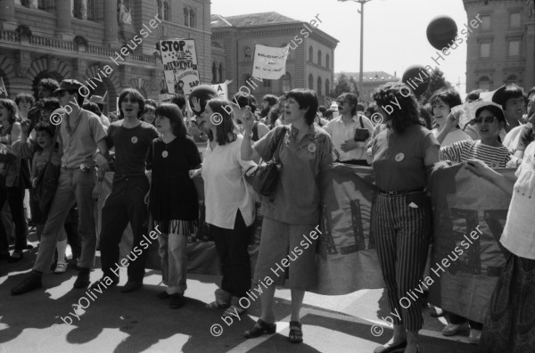 Image of sheet 19830140 photo 27: In Bern fotografiere ich am Rande einer Demo junge Neofaschisten Neonazis Faschisten. Sie verdecken sich die Gesichter. Einer trägt einen Militärhelm. Zentralamerikanische Soli Demo. USA Hände weg von Zentralamerika. Ernesto Cardenal (der damalige Kulturminister der Sandinisten in Nicaragua) läuft vorne mit. Rede vor Nationalbank auf dem Bundesplatz, mit Ernesto Cardenal und frau Esquivel aus Guatemala. Bern 1983