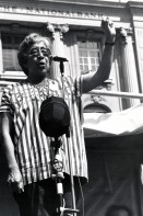Image of sheet 19830140 photo 32: Rede vor Nationalbank auf dem Bundeshausplatz, Frau Esquivel aus Guatemala. Julia Esquivel (* 3. Mai 1930 in San Marcos, Guatemala) ist eine guatemaltekische Dichterin und Menschenrechtsaktivistin. Bern 1983 
√