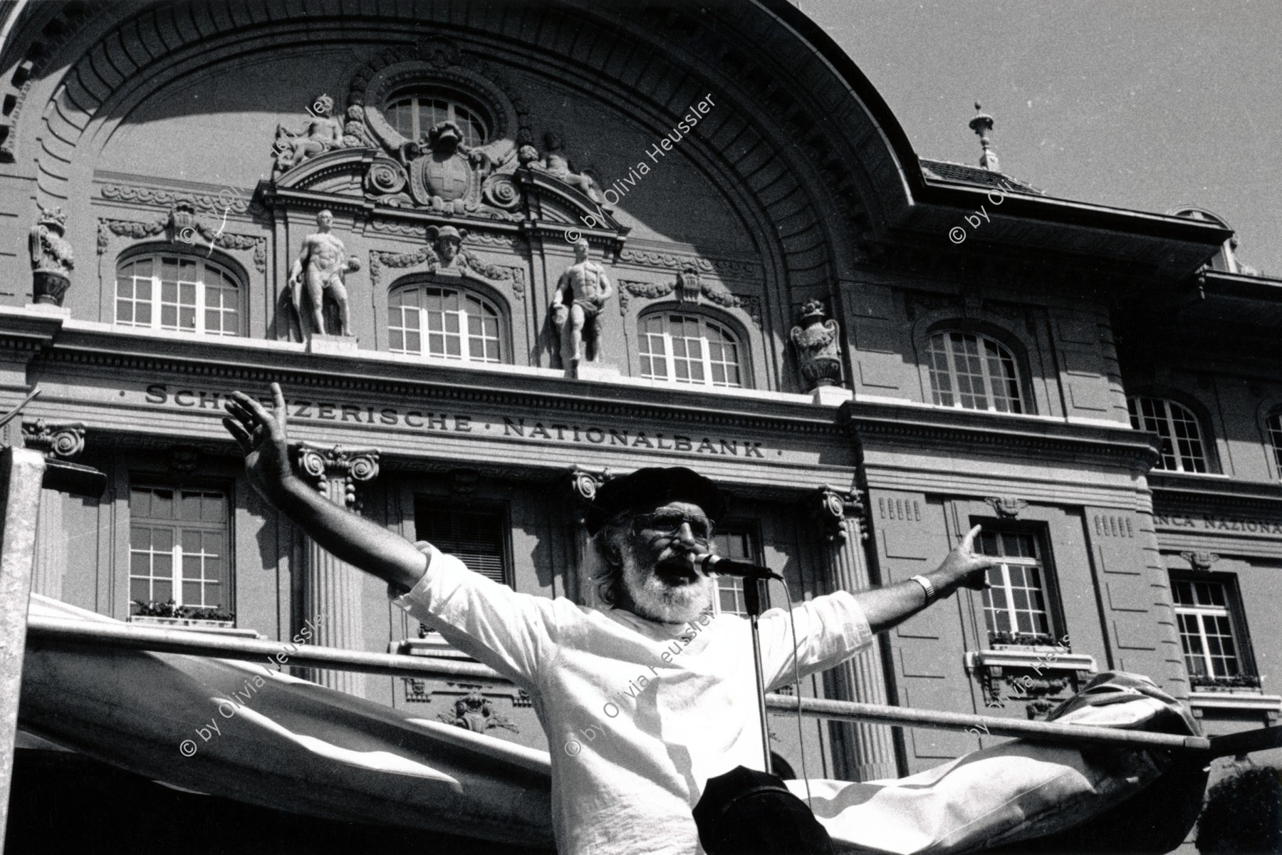 Image of sheet 19830140 photo 37: Ernesto Cardenal vor Nationalbank auf dem Bundesplatz in Bern 1983. √ Schweiz Swiss Switzerland Europe politics culture