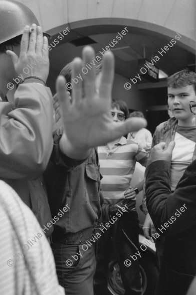 Image of sheet 19830140 photo 5: Junge Neofaschisten Neonazis am Rande einer Demonstration wollen nicht fotografiert werden. Bern 1983 √