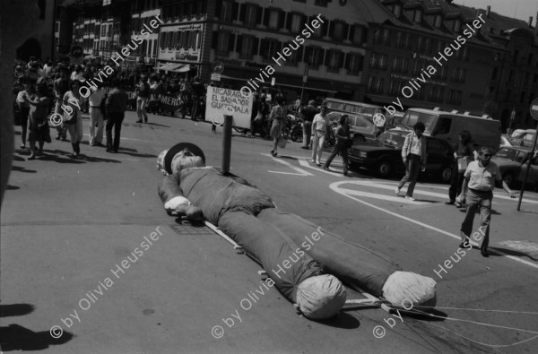 Image of sheet 19830140 photo 8: In Bern fotografiere ich am Rande einer Demo junge Neofaschisten Neonazis Faschisten. Sie verdecken sich die Gesichter. Einer trägt einen Militärhelm. Zentralamerikanische Soli Demo. USA Hände weg von Zentralamerika. Ernesto Cardenal (der damalige Kulturminister der Sandinisten in Nicaragua) läuft vorne mit. Rede vor Nationalbank auf dem Bundesplatz, mit Ernesto Cardenal und frau Esquivel aus Guatemala. Bern 1983