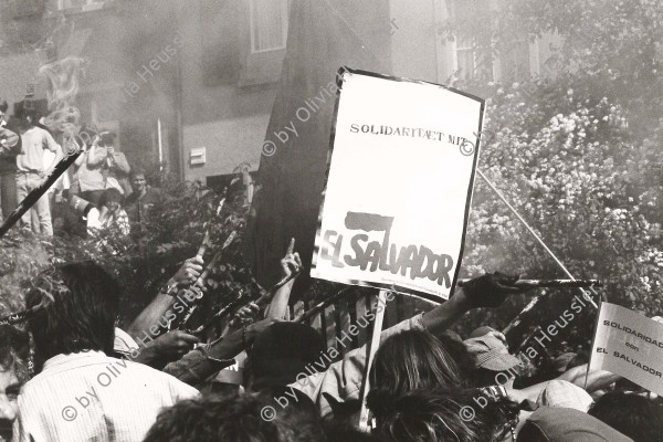 Image of sheet 19830141 photo 14: Zentralamerika Demo in Bern. Vor US Botschaft. Solidarität mit El
Salvador in Solidarnosc Schrift auf Plakat. Hände mit Feuerwerken. Schweiz Switzerland Europe Protest 1983 √