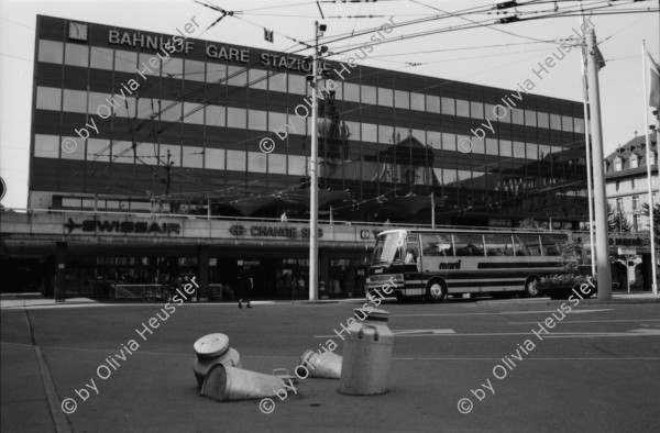 Image of sheet 19830141 photo 18: frtsg. 830140 Zentralamerika Demo in Bern. Vor US Botschaft. Solidarität mit El
Salvador in Solidarnosc Schrift auf Plakat. Hände mit Feuerwerken. Milchkübel im Platz einbetoniert. Kunst. am Bahnhof. WOZ