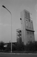 Image of sheet 19830150 photo 0: WOZ Schlieren und Kantonsschule Urdorf. Postgebäude Mülligen. Wagi Schlieren. Dorfplatz. Riegelhaus in Schlieren. Auto und Verkehr Strasse. Mann mit Gewehr und Hund vom Schweizer Künstler und Bildhauer Kurt Lorenz Metzler wirbt für die Waffenfabrik Fortschritt Zürich 1983  Autobahn in Bau an  Schulhaus vorbei. Lastkran Kran Kranen und Siedlungen.