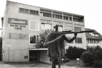 Image of sheet 19830150 photo 23: Mann mit Gewehr und Hund vom Schweizer Künstler und Bildhauer Kurt Lorenz Metzler wirbt für die Waffenfabrik Fortschritt Zürich 1983 √