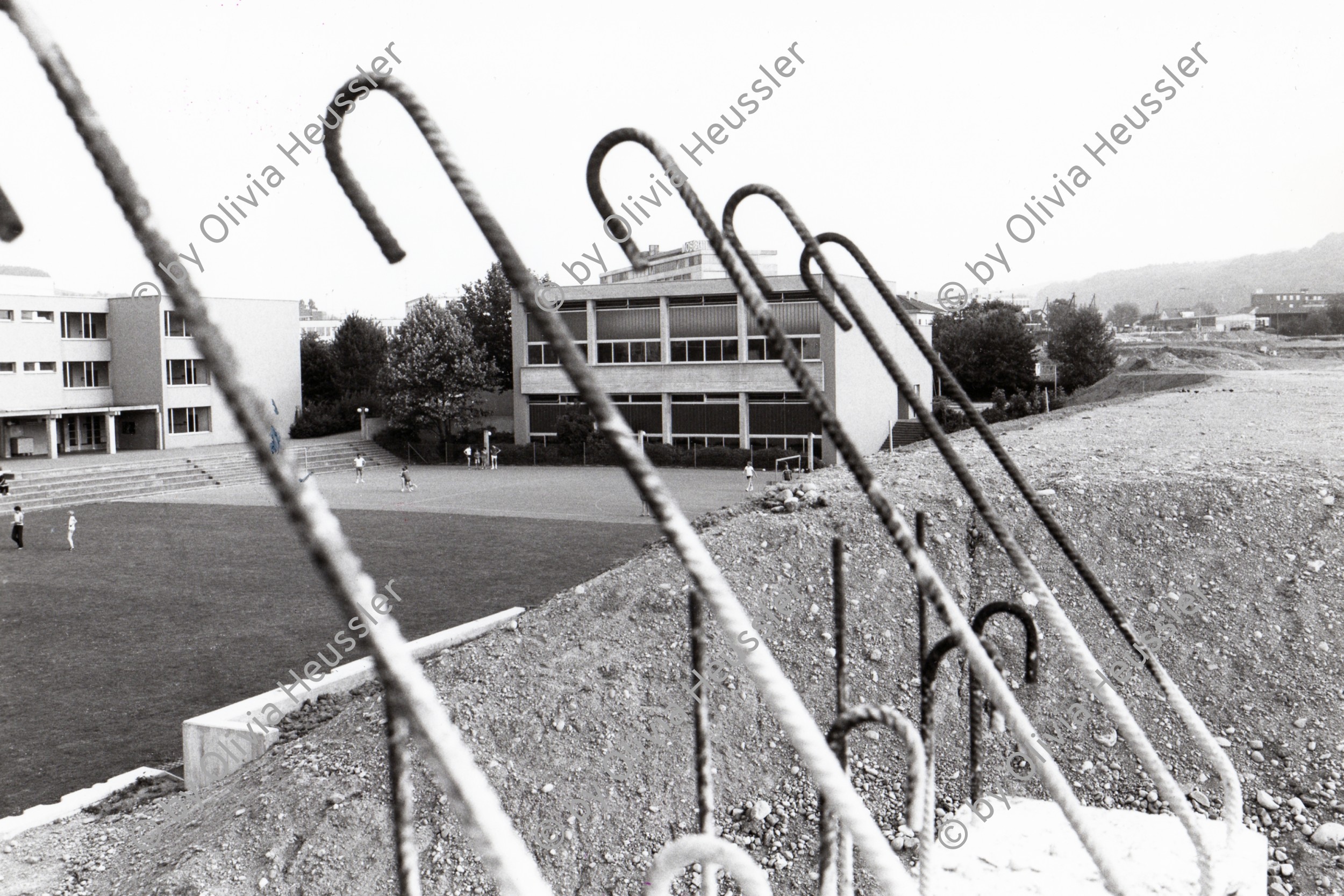 Image of sheet 19830150 photo 33: Armierungseisen des Autobahnbaus durch das Schulhaus Urdorf. 1983 √

Das Limmattaler Kreuz (manchmal auch Limmattalerkreuz geschrieben) ist das einzige komplett gebaute Autobahnkreuz in der Schweiz und liegt im Limmattal im westlichen Teil des Kantons Zürich. Das Kreuz verbindet den Zürcher Nordring mit der Westtangente von Zürich und ist eine bauliche Mischform zwischen einem Malteserkreuz und einer Windmühle.