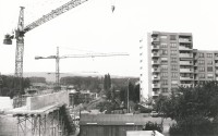 Image of sheet 19830150 photo 36: Autobahnbau durch Urdorf. 1983 √
Das Limmattaler Kreuz (manchmal auch Limmattalerkreuz geschrieben) ist das einzige komplett gebaute Autobahnkreuz in der Schweiz und liegt im Limmattal im westlichen Teil des Kantons Zürich. Das Kreuz verbindet den Zürcher Nordring mit der Westtangente von Zürich und ist eine bauliche Mischform zwischen einem Malteserkreuz und einer Windmühle.