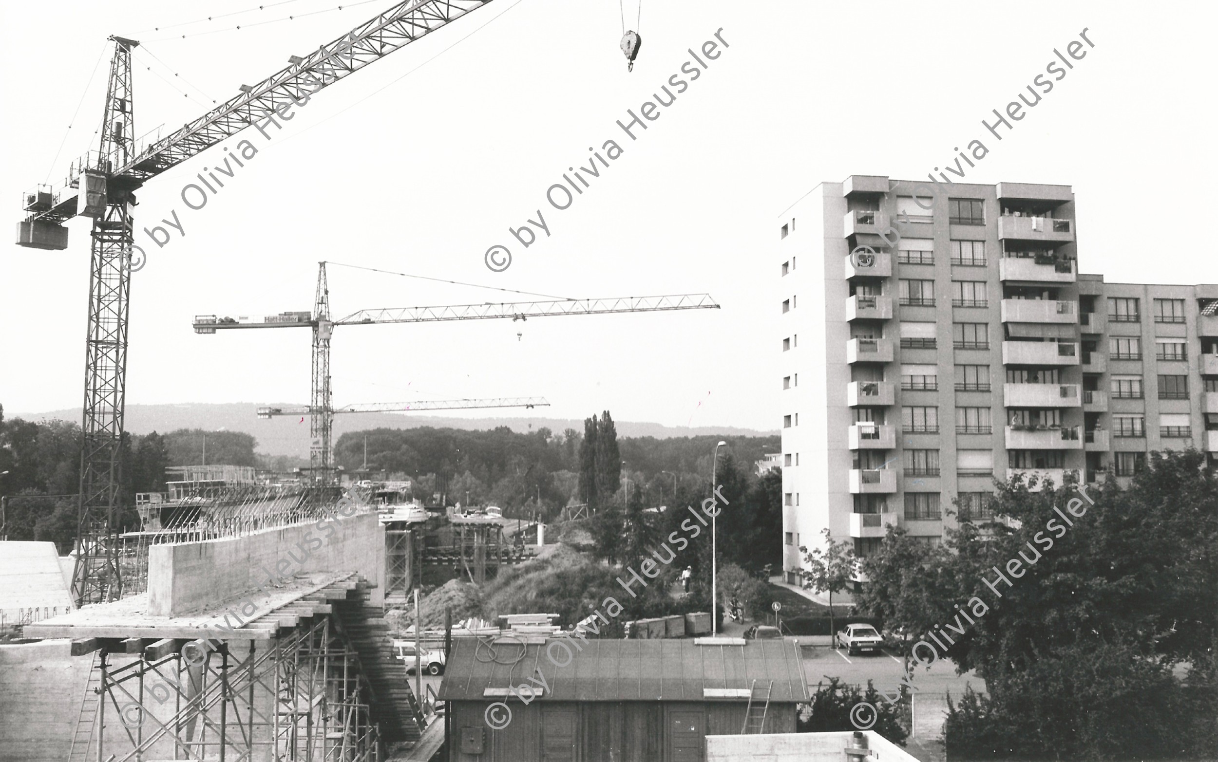 Image of sheet 19830150 photo 36: Autobahnbau durch Urdorf. 1983 √
Das Limmattaler Kreuz (manchmal auch Limmattalerkreuz geschrieben) ist das einzige komplett gebaute Autobahnkreuz in der Schweiz und liegt im Limmattal im westlichen Teil des Kantons Zürich. Das Kreuz verbindet den Zürcher Nordring mit der Westtangente von Zürich und ist eine bauliche Mischform zwischen einem Malteserkreuz und einer Windmühle.