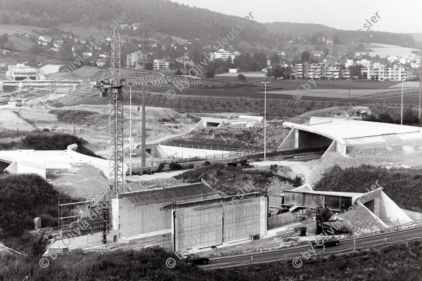 Image of sheet 19830151 photo 7: Das Limmattaler Kreuz (manchmal auch Limmattalerkreuz geschrieben) ist das einzige komplett gebaute Autobahnkreuz in der Schweiz und liegt im Limmattal im westlichen Teil des Kantons Zürich. Das Kreuz verbindet den Zürcher Nordring mit der Westtangente von Zürich und ist eine bauliche Mischform zwischen einem Malteserkreuz und einer Windmühle.
Autobahnbau  Baustelle Zürich Weinigen. 1983 √