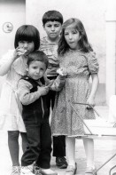 Image of sheet 19830160 photo 24: Türkische Kinder mit Kinderwagen essend. Aargau 1983 √