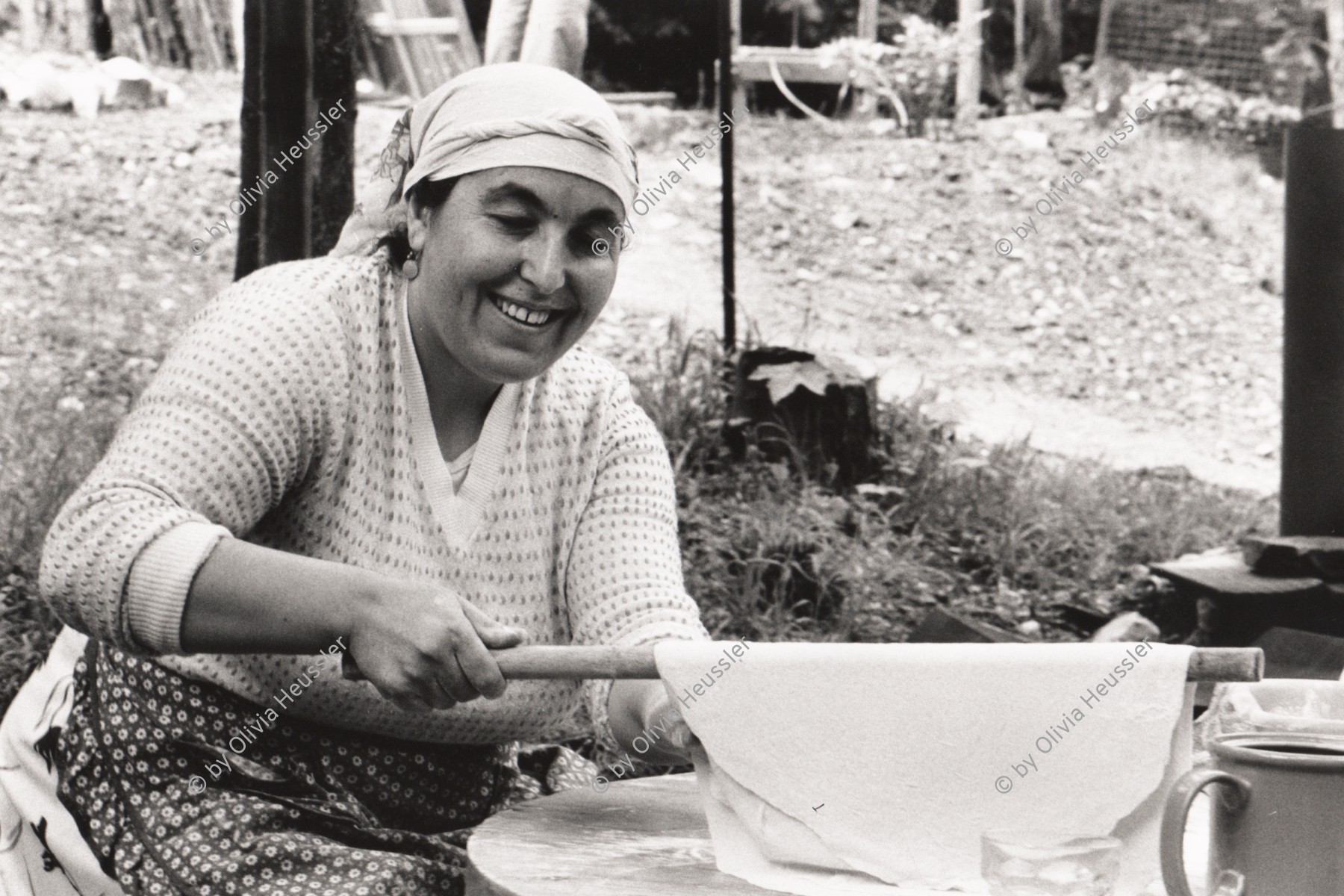 Image of sheet 19830160 photo 34: Türkisches Fladenbrot wird zubereitet. Zugewanderte Türkin. Ausländerin, Emigrantin, Flüchtling, Einwanderin Chosthaus, Aarau  Kanton Aargau 05.83 √