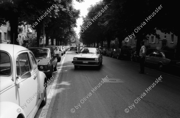 Image of sheet 19830180 photo 0: Unfall an der Stauffacherstrasse. Markierungen am Boden. Erismannhof. Fussgängerstreifen. Auto und Kind Seilergraben Umbau S-Bahn  Rote Fabrik Zwei Typen Clochard Wohnwagen Campingwagen Werni Nicolet. vor Kamin Zürich 1983