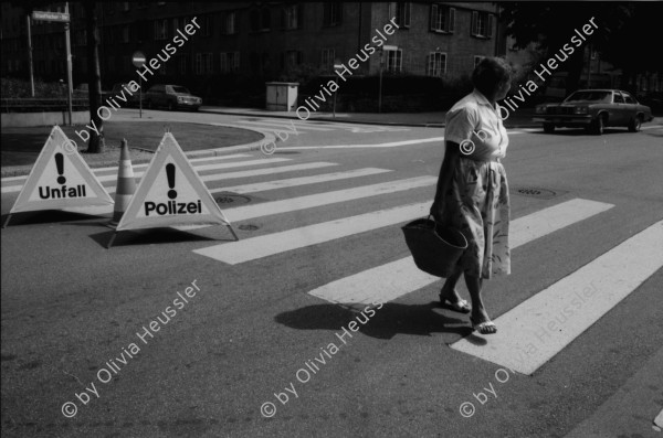 Image of sheet 19830180 photo 10: Verkehrsunfall an der Stauffacherstrasse. Auto Unfall, Kreis 4 Zürich 8.83 √