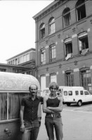 Image of sheet 19830180 photo 29: Unfall an der Stauffacherstrasse. Markierungen am Boden. Erismannhof. Fussgängerstreifen. Auto und Kind Seilergraben Umbau S-Bahn  Rote Fabrik Zwei Typen Clochard Wohnwagen Campingwagen Werni Nicolet. vor Kamin Zürich 1983