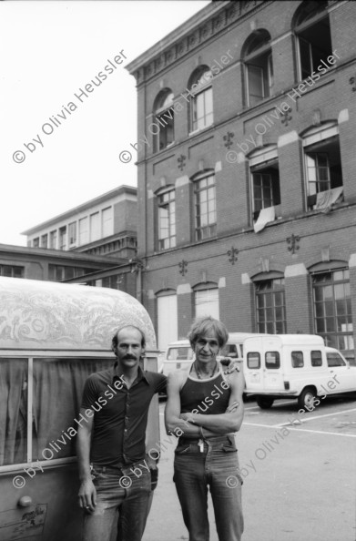 Image of sheet 19830180 photo 29: Unfall an der Stauffacherstrasse. Markierungen am Boden. Erismannhof. Fussgängerstreifen. Auto und Kind Seilergraben Umbau S-Bahn  Rote Fabrik Zwei Typen Clochard Wohnwagen Campingwagen Werni Nicolet. vor Kamin Zürich 1983