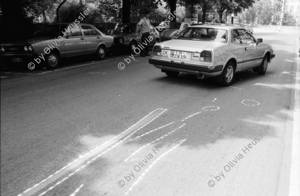 Image of sheet 19830180 photo 3: Unfall an der Stauffacherstrasse. Markierungen am Boden. Erismannhof. Fussgängerstreifen. Auto und Kind Seilergraben Umbau S-Bahn  Rote Fabrik Zwei Typen Clochard Wohnwagen Campingwagen Werni Nicolet. vor Kamin Zürich 1983