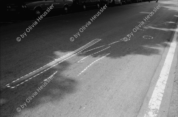 Image of sheet 19830180 photo 4: Unfall an der Stauffacherstrasse. Markierungen am Boden. Erismannhof. Fussgängerstreifen. Auto und Kind Seilergraben Umbau S-Bahn  Rote Fabrik Zwei Typen Clochard Wohnwagen Campingwagen Werni Nicolet. vor Kamin Zürich 1983