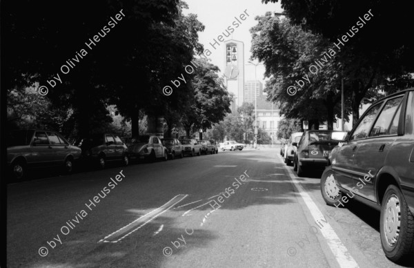 Image of sheet 19830180 photo 6: Unfall an der Stauffacherstrasse. Markierungen am Boden. Erismannhof. Fussgängerstreifen. Auto und Kind Seilergraben Umbau S-Bahn  Rote Fabrik Zwei Typen Clochard Wohnwagen Campingwagen Werni Nicolet. vor Kamin Zürich 1983