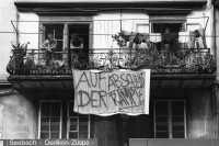 Image of sheet 19830190 photo 0: ' Auf der Abschuss Rampe' Thomas Ricklin (Professor München) Stauffacher Balkon Demo Hausbesetzung Zürich gegen Abriss. Badenerstrasse Wohnungsnot Protes Besetzung. 1983 √
© 1983 by OLIVIA HEUSSLER / www.clic.li