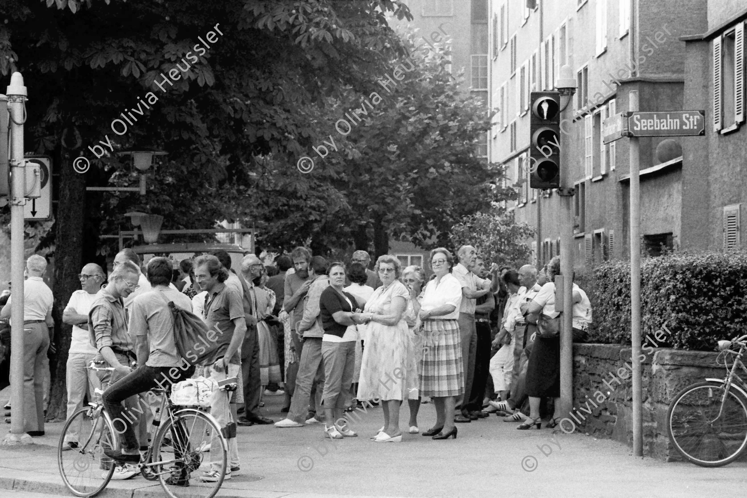 Image of sheet 19830190 photo 10: Bürger protest aktion gegen den zunehmenden Verkehr an der Stauffacherstrasse Ecke Seebahnstrasse mit Martin Woker. (heute Auslandchef Neue Zürcher Zeitung. Städtische Siedlung Erismannhof. Zürich Schweiz europa housing portest Kreis vier 4 Aussersihl Switzerland √
© 1983 by OLIVIA HEUSSLER / www.clic.li