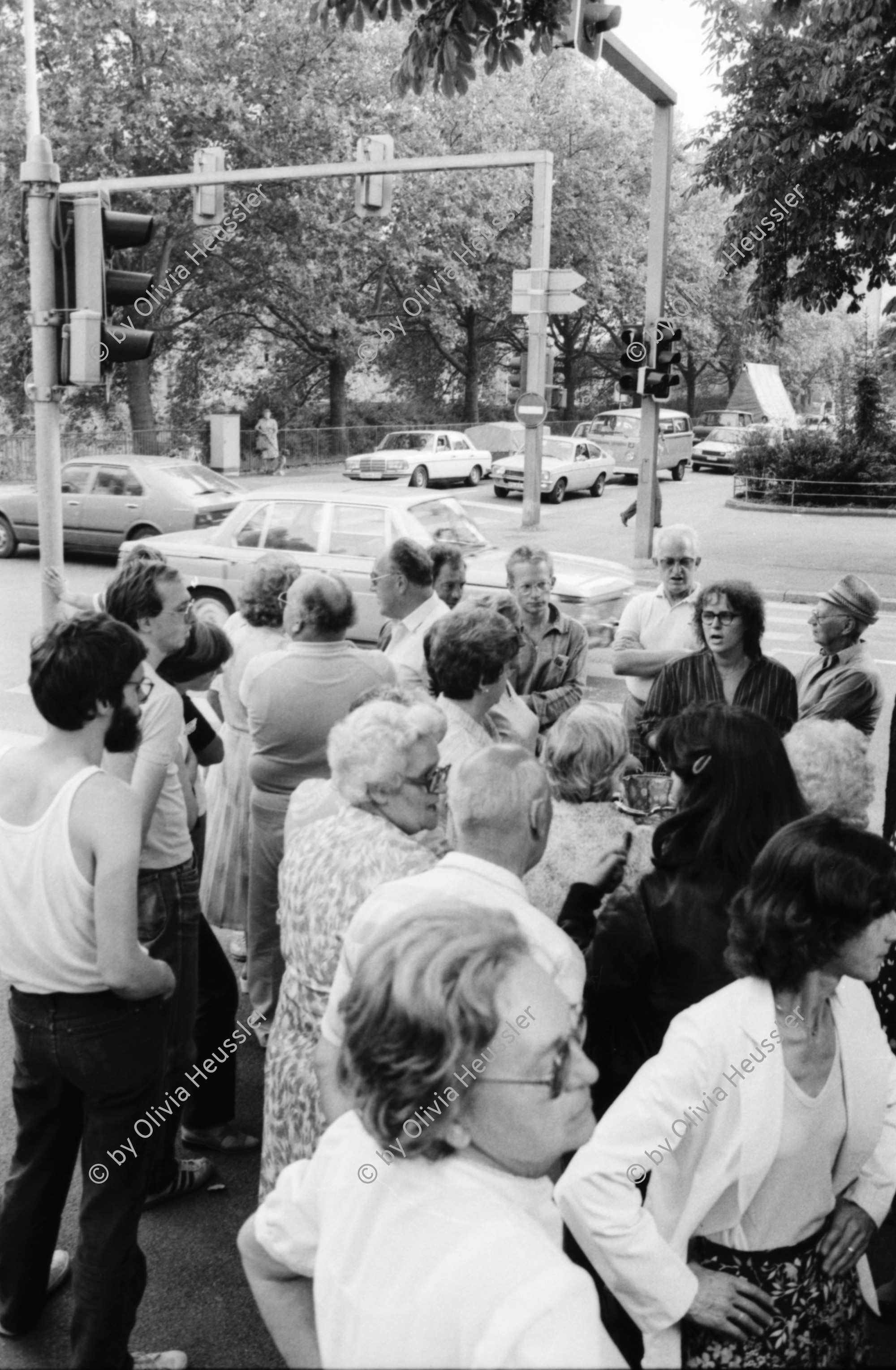 Image of sheet 19830190 photo 25: Anwohner Innen Protest an der Seebahnstrasse gegen den Verkehr in Zürich, 1983.
Urs Morf Christine Wullschleger