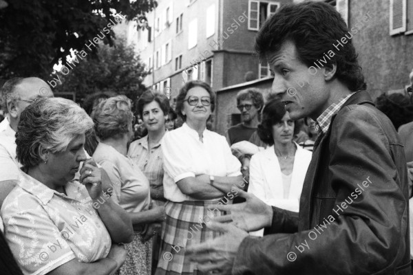 Image of sheet 19830190 photo 27: Bürgerprotestaktion gegen zunehmenden Verkehr an der Stauffacherstrasse mit Martin Woker. Erismannhof. Zürich Kreis 4 Aussersihl 1983 √