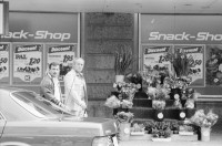 Image of sheet 19830190 photo 3: Snack Shop Blumenstand Blumen Beamte Undercover Zivile Polizei. Büro S. © 1982, by Olivia Heussler www.oliviaheussler.com 
Zürich