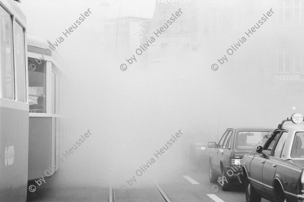 Image of sheet 19830190 photo 7: Während einer Aktion gegen die zunehmende Luftverschmutzung in der Zürcher Innenstadt. Bellevue Tram Auto Verkehr 08.83 Zürich 1983 √