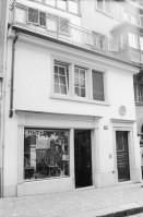 Image of sheet 19830200 photo 0: Walter's Head Shop. Utensilien Kokain. Löffel. Strassenszenen Leute sitzen im Café. Bellevue Night Club Mascotte. ABM Cinema corso. Goethestrasse Göthestrasse Mädchen sitzt am Fenster Lunch-checks
Plakat für den Frieden gegen Flugmeeting. Kind Mann trägt eingepacktes Sturmgewehr. Waffe Gewehr Zürich 1983