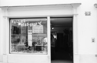 Image of sheet 19830200 photo 1: Walter's Head Shop. Utensilien Kokain. Löffel. Strassenszenen Leute sitzen im Café. Bellevue Night Club Mascotte. ABM Cinema corso. Goethestrasse Göthestrasse Mädchen sitzt am Fenster Lunch-checks
Plakat für den Frieden gegen Flugmeeting. Kind Mann trägt eingepacktes Sturmgewehr. Waffe Gewehr Zürich 1983