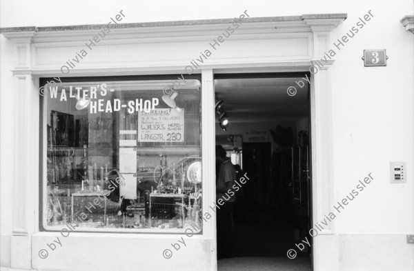 Image of sheet 19830200 photo 1: Walter's Head Shop. Utensilien Kokain. Löffel. Strassenszenen Leute sitzen im Café. Bellevue Night Club Mascotte. ABM Cinema corso. Goethestrasse Göthestrasse Mädchen sitzt am Fenster Lunch-checks
Plakat für den Frieden gegen Flugmeeting. Kind Mann trägt eingepacktes Sturmgewehr. Waffe Gewehr Zürich 1983